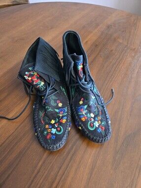 EUC Tory Burch Embroidered Moccasins